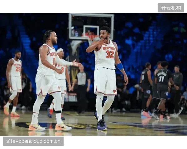 本赛季常规赛及NBA杯决赛中，尼克斯面对马刺取得2胜1负的战绩，占据心理优势。